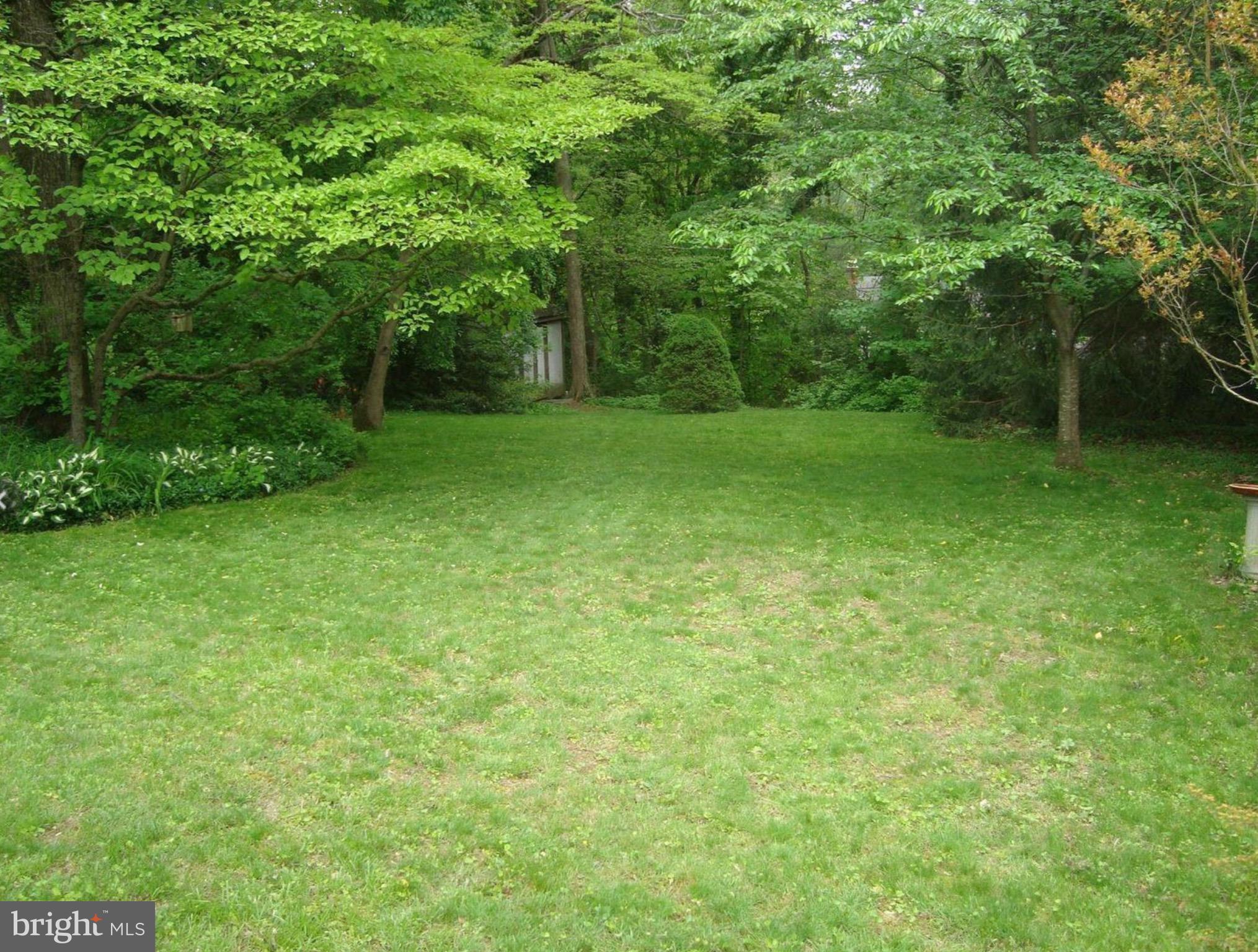 409 Range Road Towson, MD 21204 - Photo 11 of 14 Large landscaped yard
