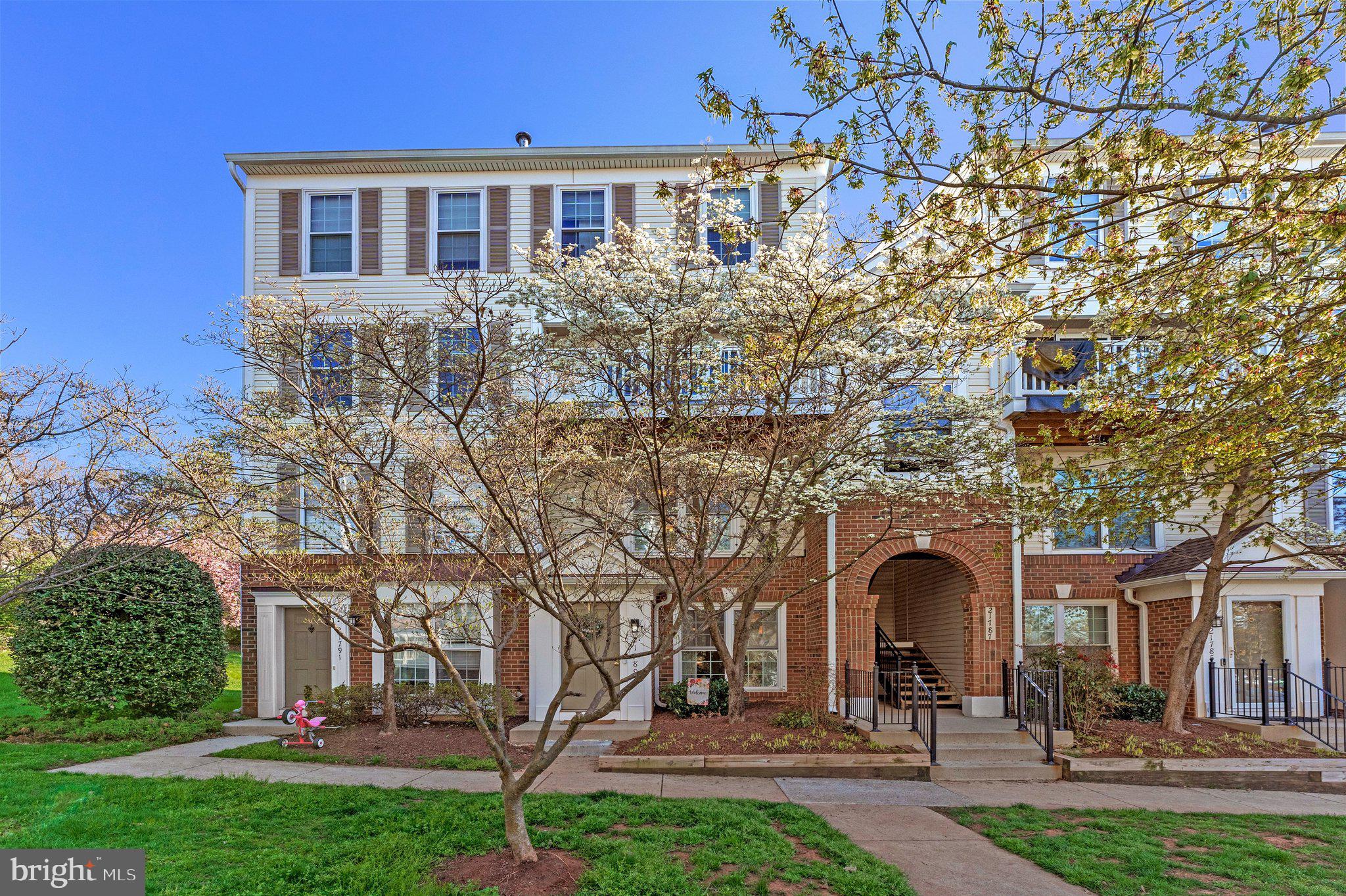 21789 Baldwin Square, Unit 21789 Sterling, VA 20164 - Photo 2 of 33 a front view of a house with garden