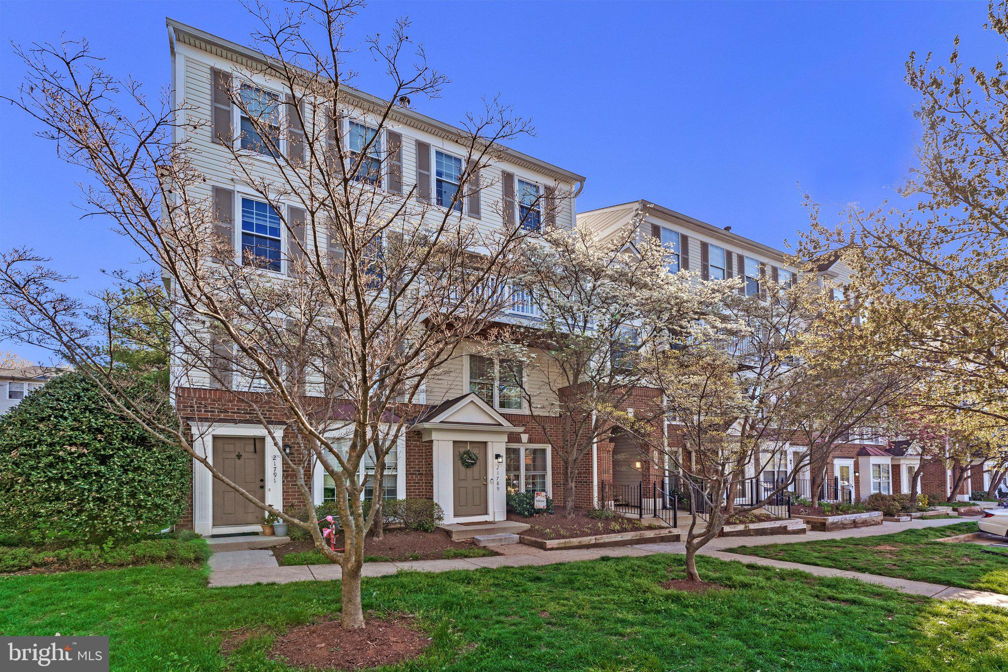 21789 Baldwin Square, Unit 21789 Sterling, VA 20164 - Photo 27 of 33 a front view of a building with garden