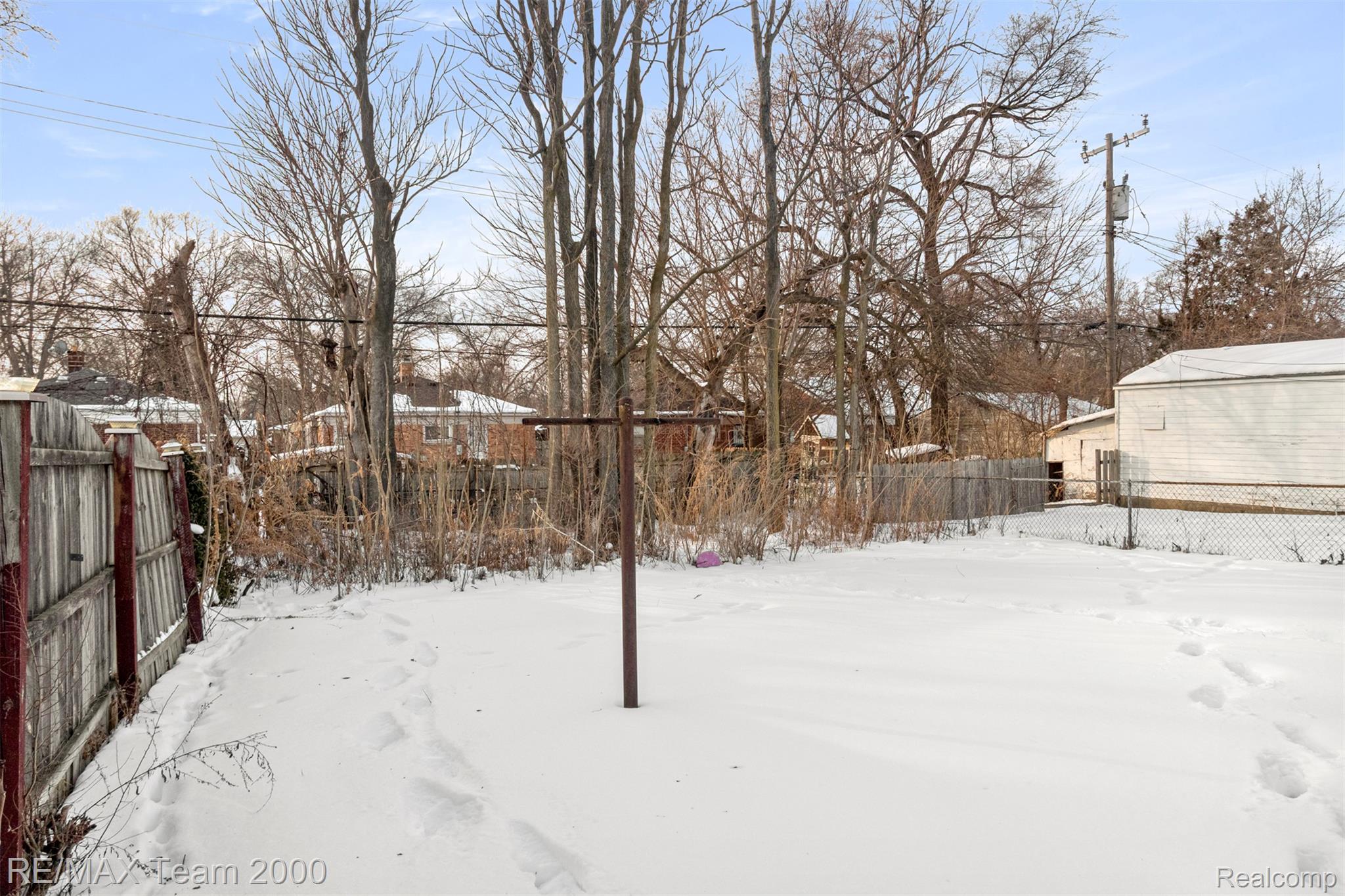 20295 Huntington Road Detroit, MI 48219 - Photo 40 of 43 View of yard covered in snow
