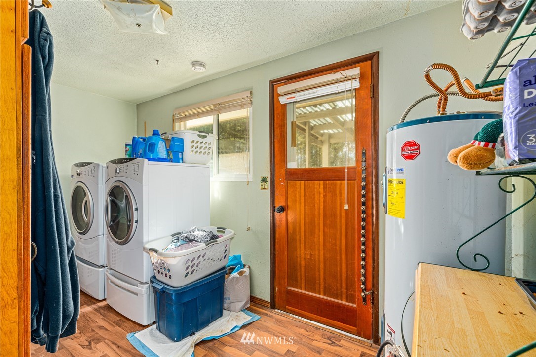 187 Limmer Road Winlock, WA 98596 - Photo 11 of 17 a utility room with dryer and washer