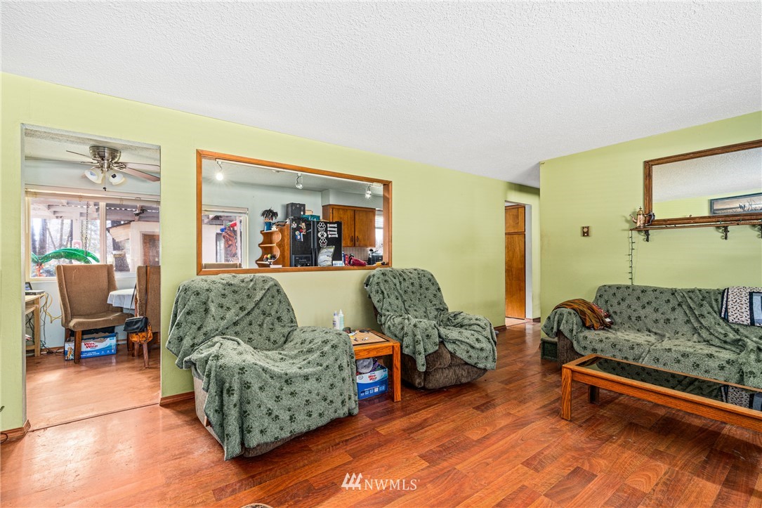187 Limmer Road Winlock, WA 98596 - Photo 5 of 17 a living room with furniture and a couch
