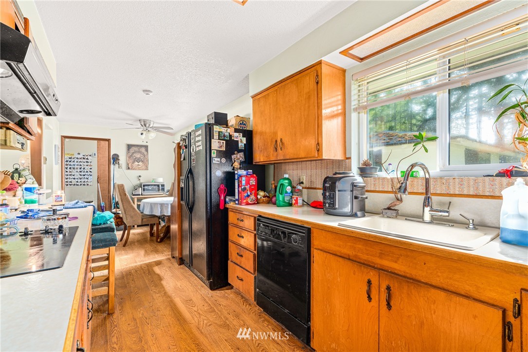 187 Limmer Road Winlock, WA 98596 - Photo 7 of 17 a very nice looking room with a large window