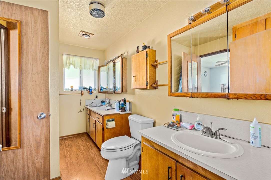 187 Limmer Road Winlock, WA 98596 - Photo 9 of 17 a bathroom with a toilet sink a mirror and a shower