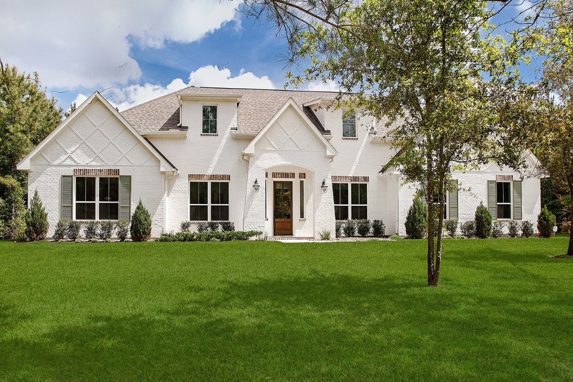 Custom home built by award-winning Royal Texan Homes, recognized for their impeccable designs, craftsmanship, and attention to detail. Standout exterior and well-maintained lawn give this home an alluring curb appeal.