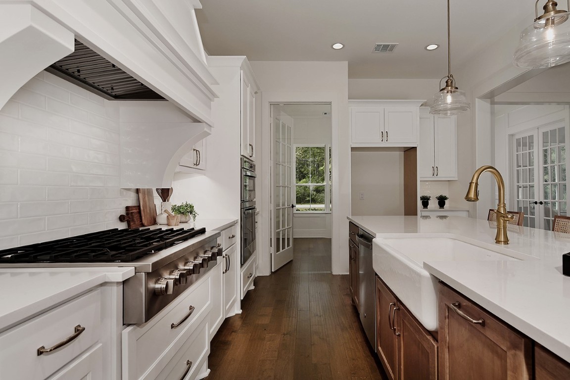 11709 Grand N Road Willis, TX 77378 - Photo 14 of 37 Perfect kitchen layout with "triangle zone" from sink to cooktop/oven to refrigerator maximizing flow and efficiency.