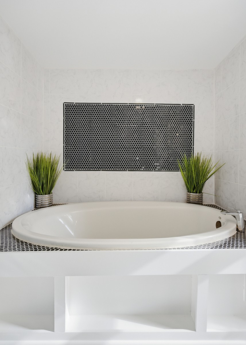 107 East Ward Street Centerville, TN 37033 - Photo 19 of 34 a bathroom with a bathtub and mirror