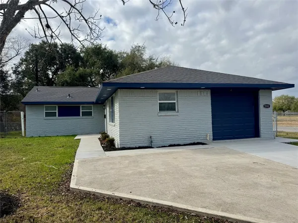 $1,800 | 5502 Elm Tree Drive, Houston, TX 77048