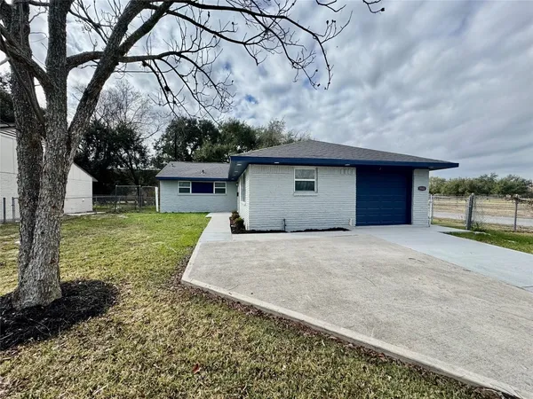 $1,800 | 5502 Elm Tree Drive, Houston, TX 77048