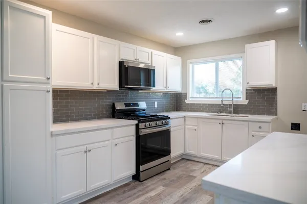 $1,800 | 5502 Elm Tree Drive, Houston, TX 77048