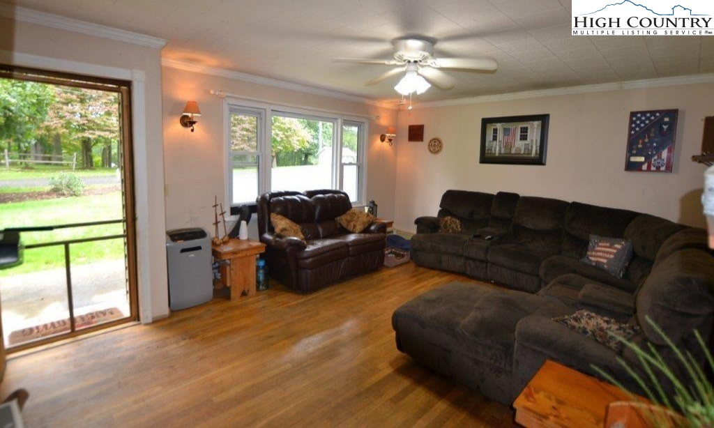 352 Vernon Roten Road West Jefferson, NC 28694 - Photo 3 of 24 Gallery Image 3