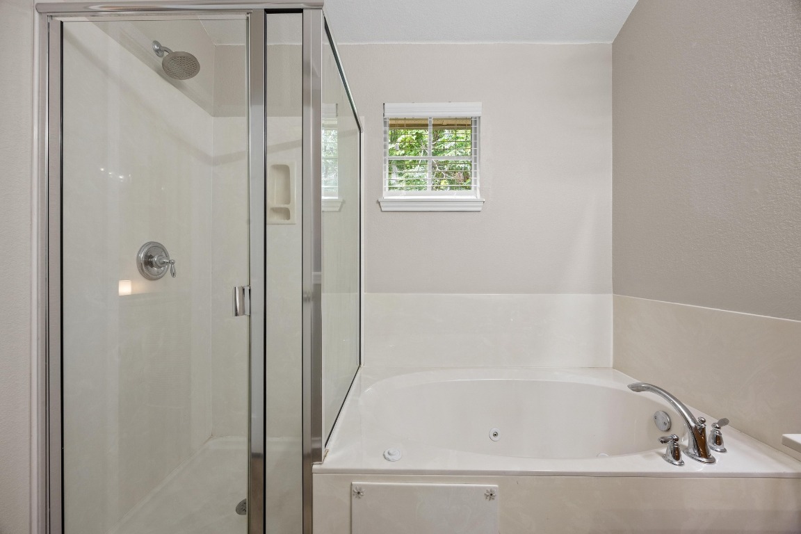 1310 West Parmer Lane, Unit 9B Austin, TX 78727 - Photo 22 of 38 a bathroom with a bathtub