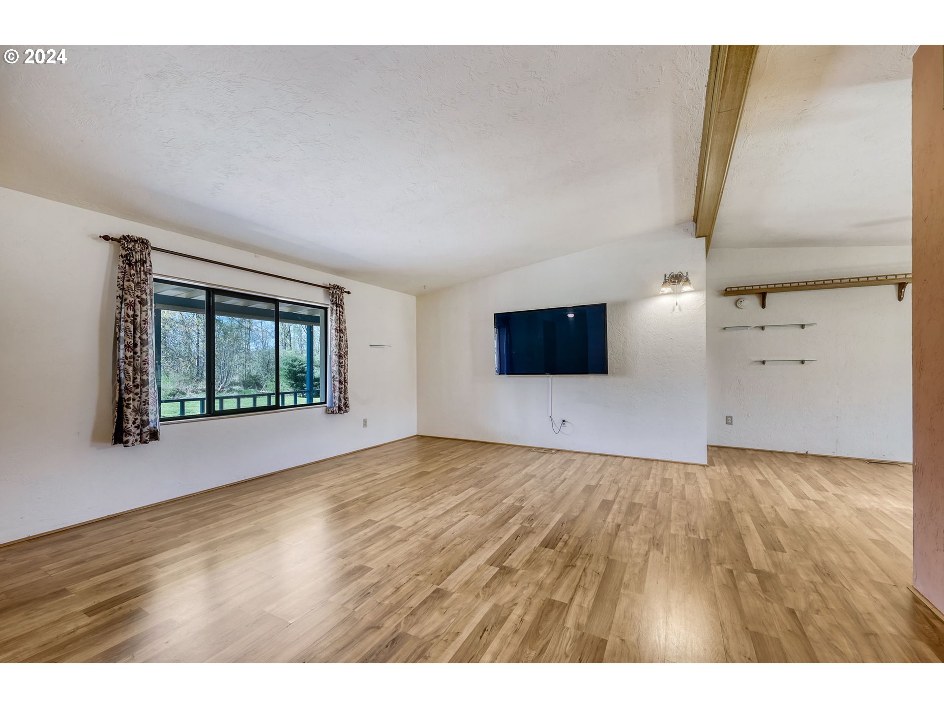 78414 Sears Road Cottage Grove, OR 97424 - Photo 10 of 44 a view of empty room with wooden floor and fan