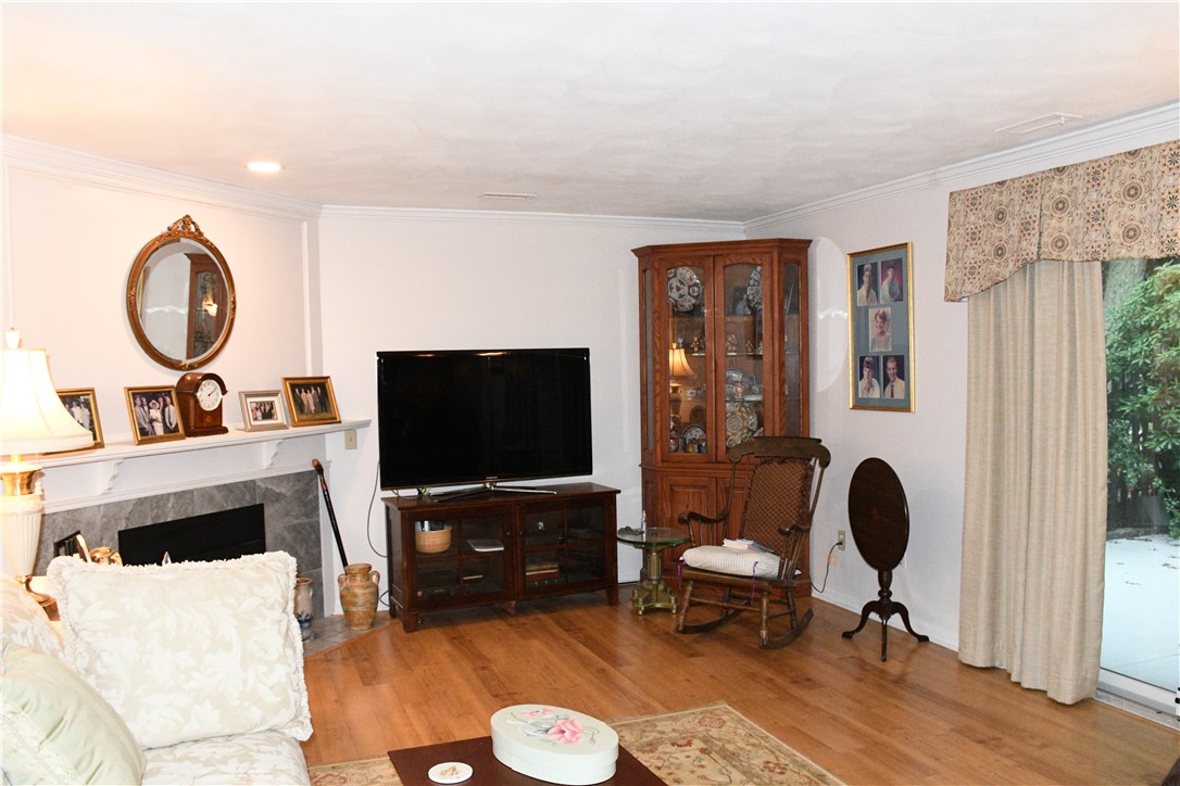 11 Caddy Rock Road, Unit A North Kingstown, RI 02852 - Photo 3 of 20 Living room
