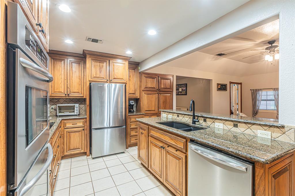 614 Overhill Road Granbury, TX 76048 - Photo 12 of 40