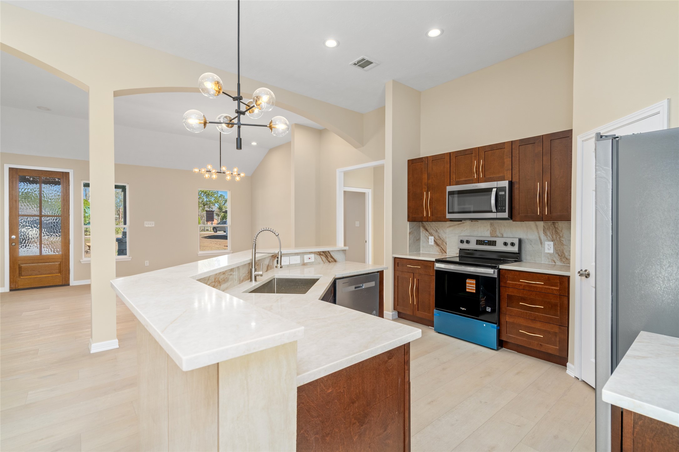 4654 North Teague Street Rosharon, TX 77583 - Photo 18 of 46 Sleek cabinetry and top-ofthe-line stainless steel
appliances make this kitchen
a chef’s dream, marrying
style with functionality.