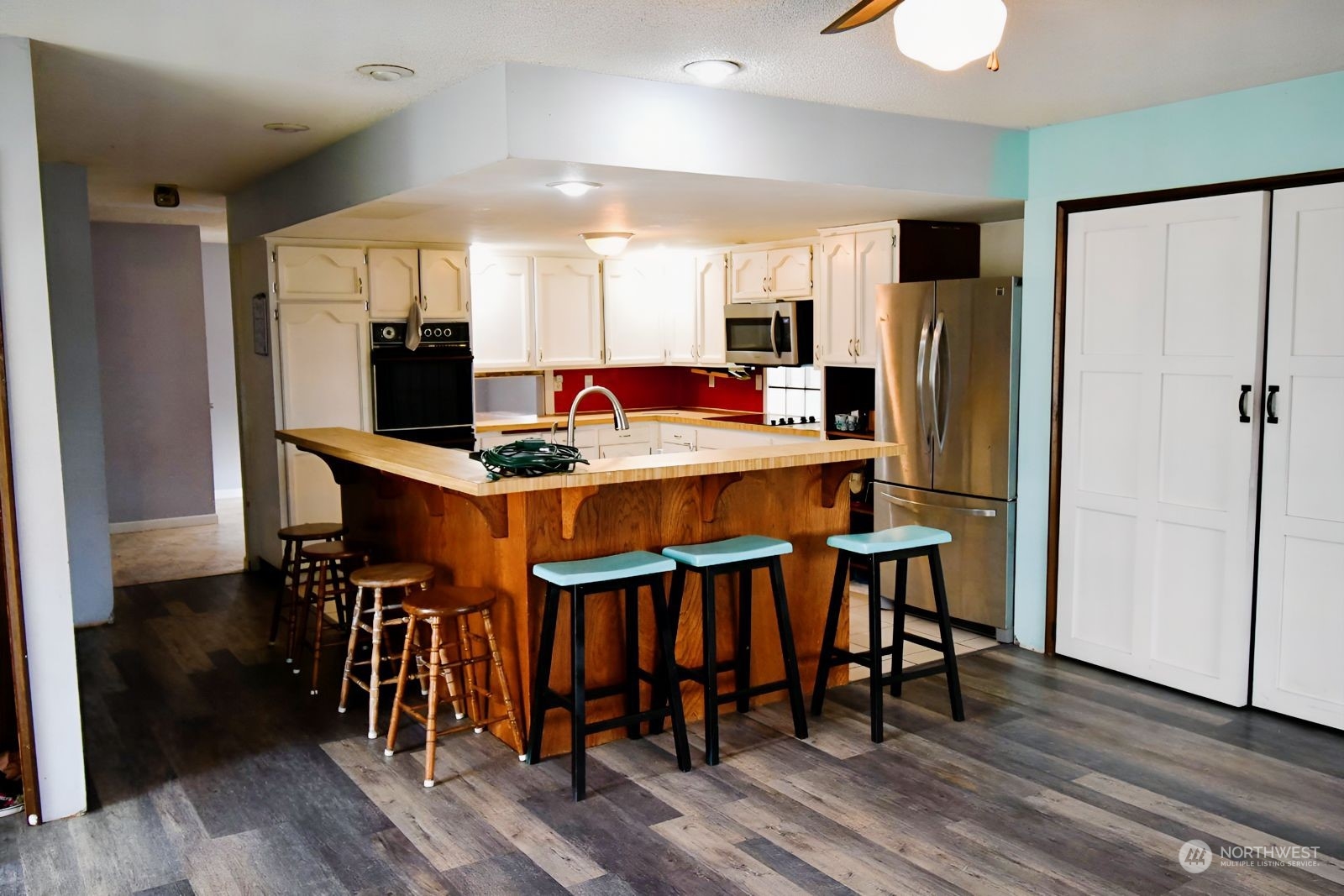 813 Southwest 19th Street Chehalis, WA 98532 - Photo 3 of 17 a kitchen with stainless steel appliances granite countertop a dining table chairs refrigerator and sink