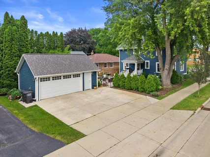 $699,900 | 102 Woodland Lane, Oconomowoc, WI 53066