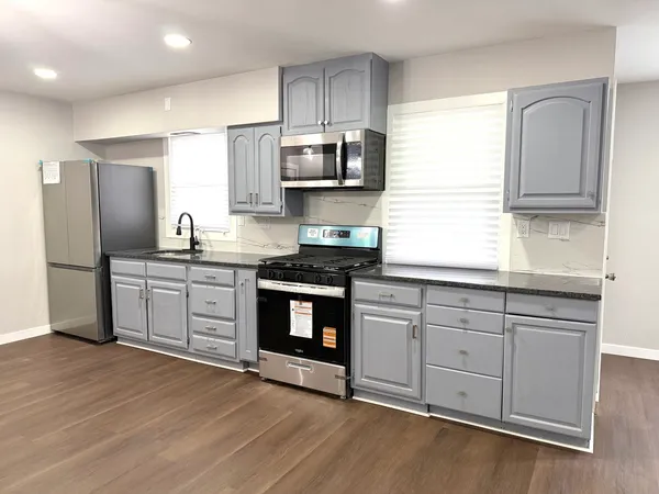 $260,000 | 215 North Ohio Street, Aurora, IL 60505