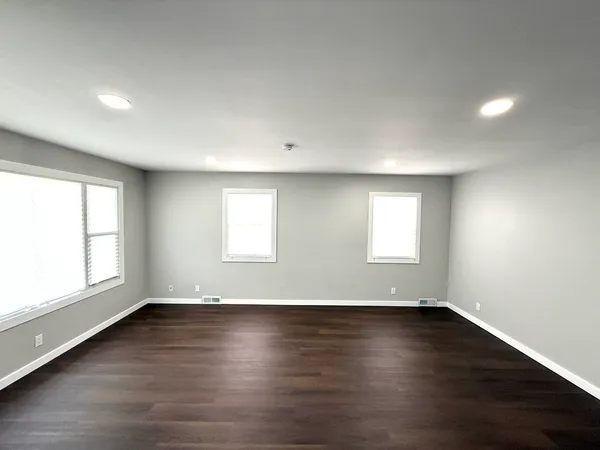 $260,000 | 215 North Ohio Street, Aurora, IL 60505