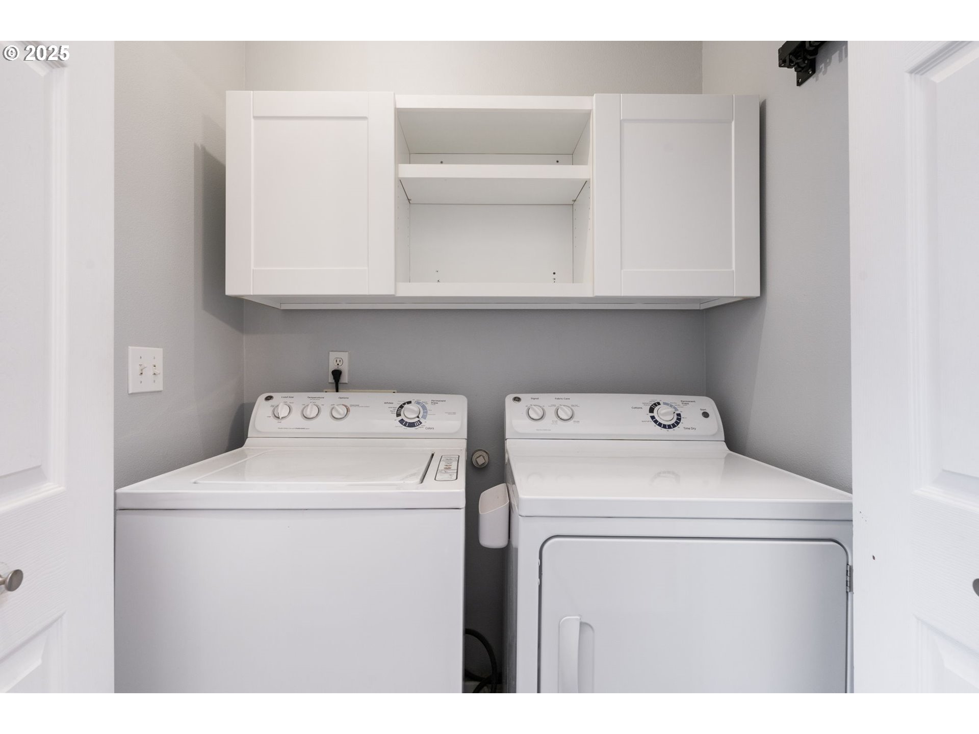 887 Southwest 198th Place Beaverton, OR 97003 - Photo 13 of 33 a utility room with dryer and washer
