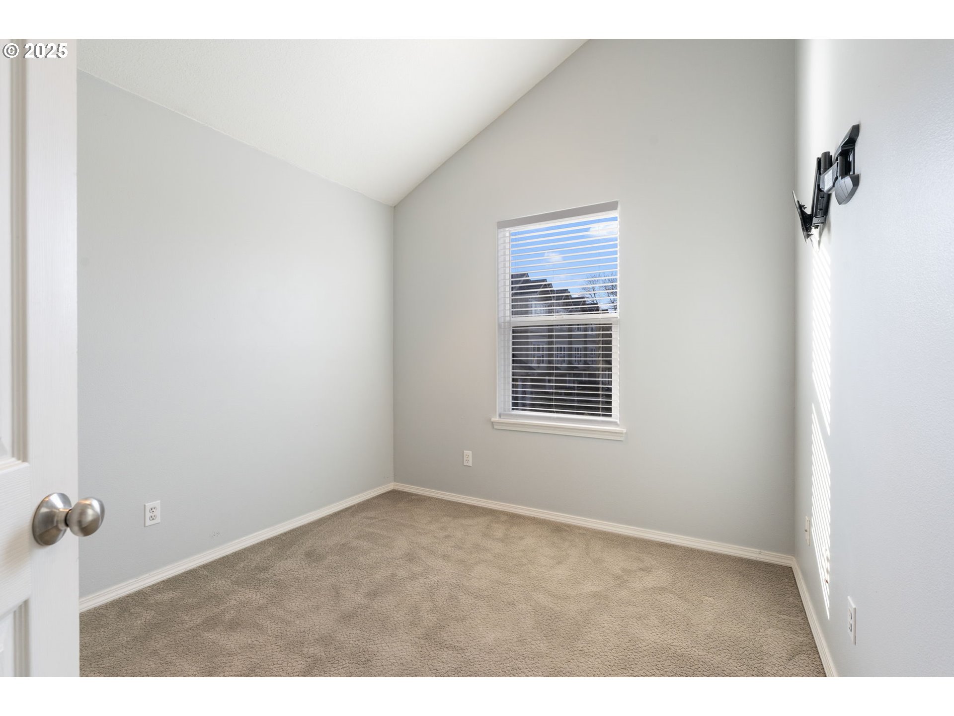 887 Southwest 198th Place Beaverton, OR 97003 - Photo 14 of 33 an empty room with windows