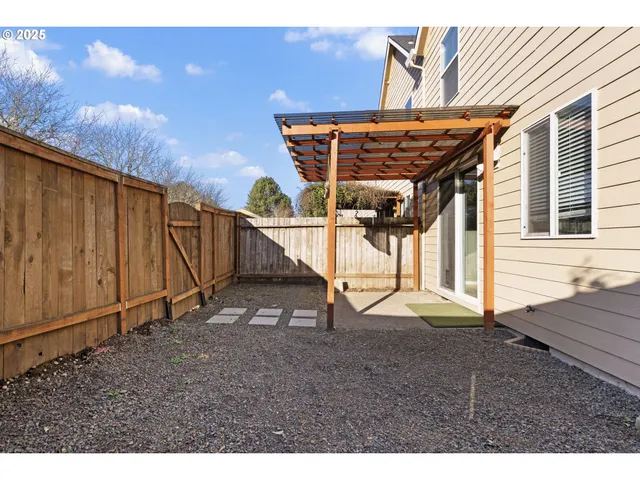 a view of a house with backyard