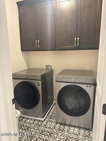 a close up view of washer and dryer