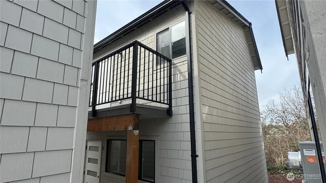 $349,000 | 476 Southeast Barrington Drive, Unit E, Oak Harbor, WA 98277