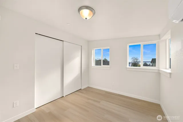 $349,000 | 476 Southeast Barrington Drive, Unit E, Oak Harbor, WA 98277