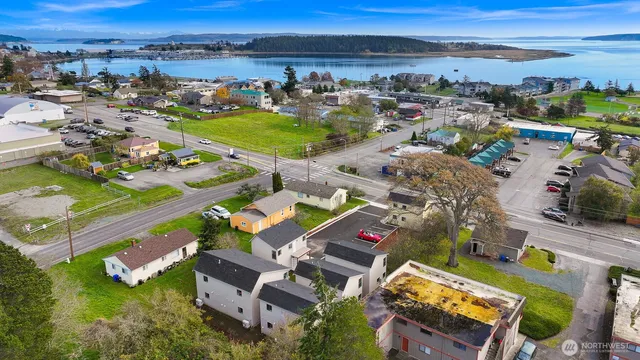 $349,000 | 476 Southeast Barrington Drive, Unit E, Oak Harbor, WA 98277