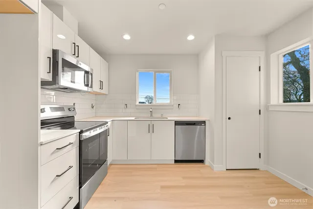 $349,000 | 476 Southeast Barrington Drive, Unit E, Oak Harbor, WA 98277