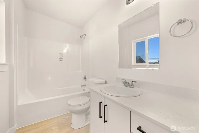 $349,000 | 476 Southeast Barrington Drive, Unit E, Oak Harbor, WA 98277