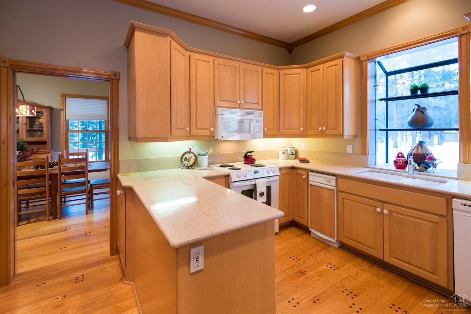 16190 Foothill Loop Sisters, OR 97759 - Photo 10 of 25 Kitchen has Pantry and is Adjacent to Fo