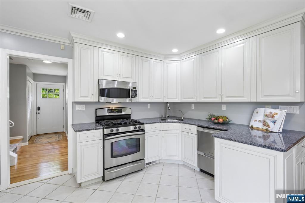 65 Springbrook Road Livingston, NJ 07039 - Photo 7 of 30 Gallery Image 7