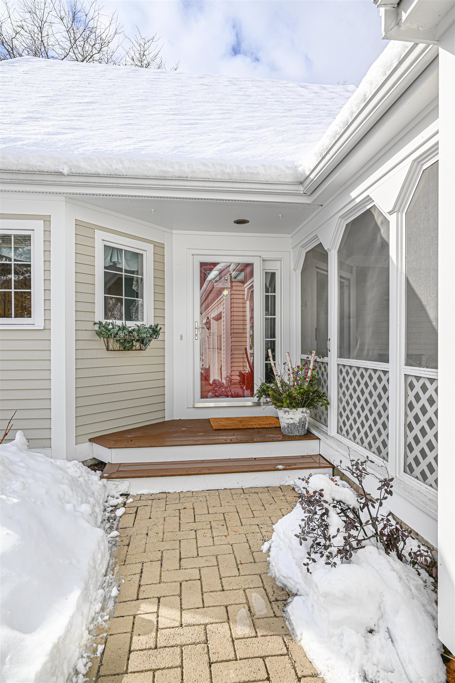 406 Straw Hill Road Manchester, NH 03104 - Photo 2 of 30