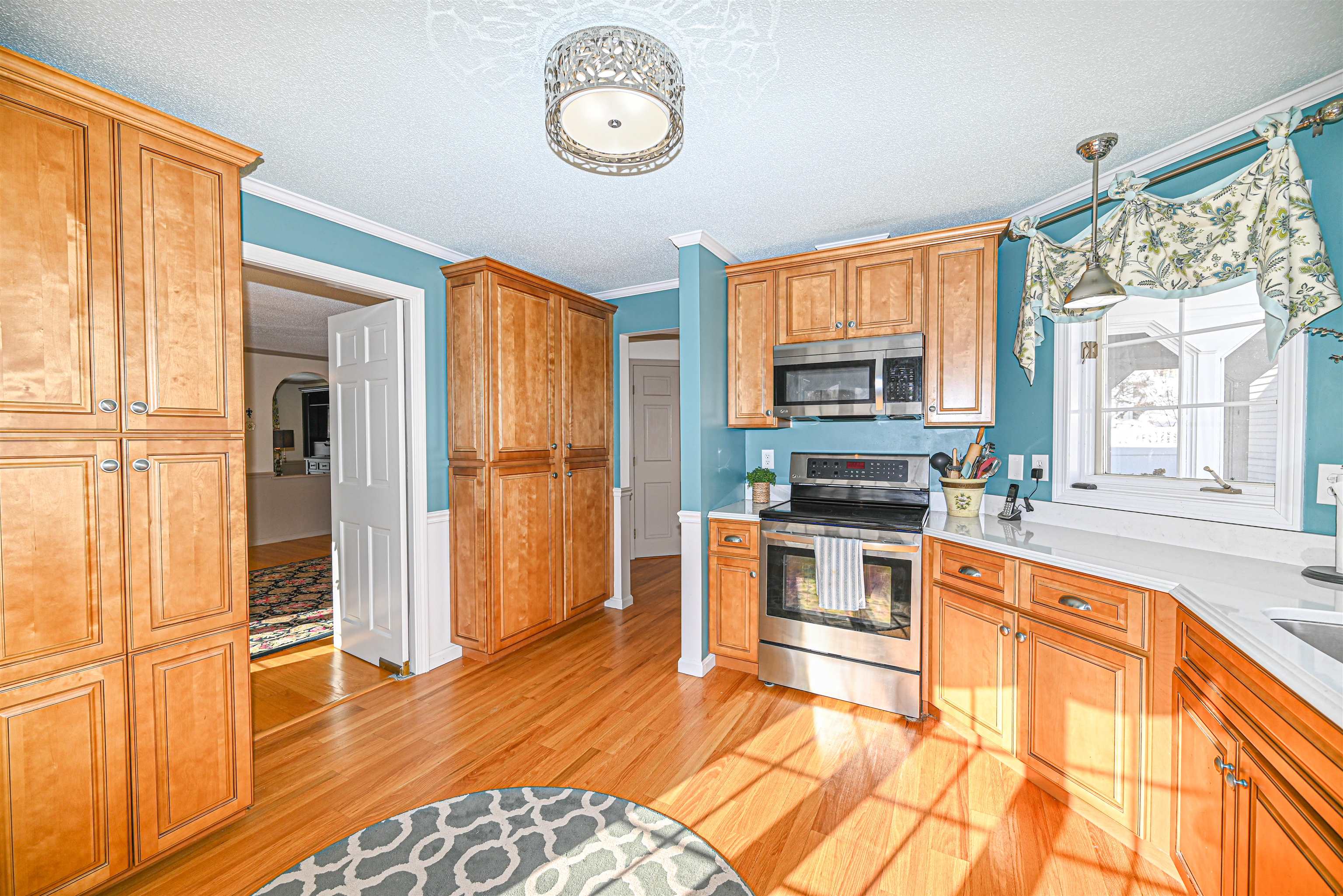 406 Straw Hill Road Manchester, NH 03104 - Photo 4 of 30