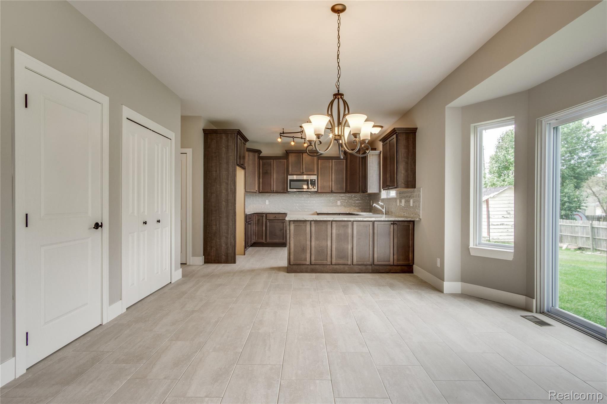2914 Walsh Drive Rochester, MI 48309 - Photo 9 of 36 Interiors (8 of 37).jpg