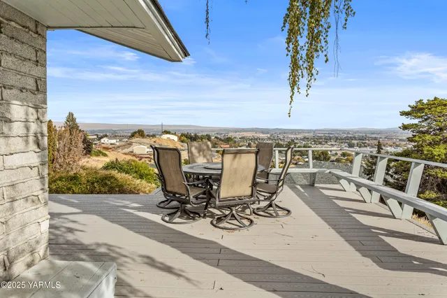 a view of back yard of the house