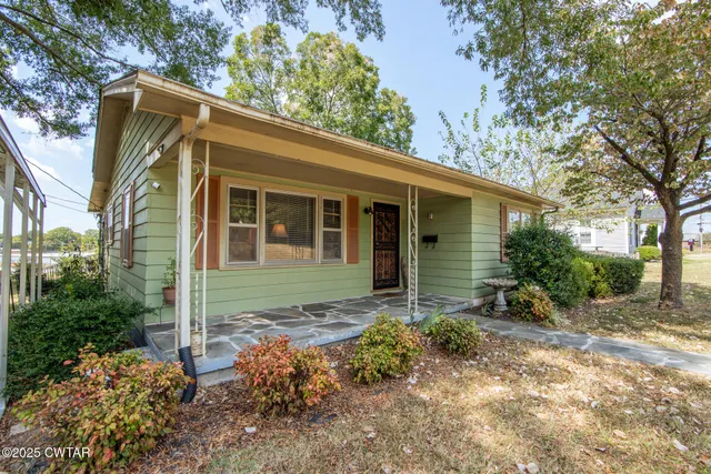 a view of a house with backyard