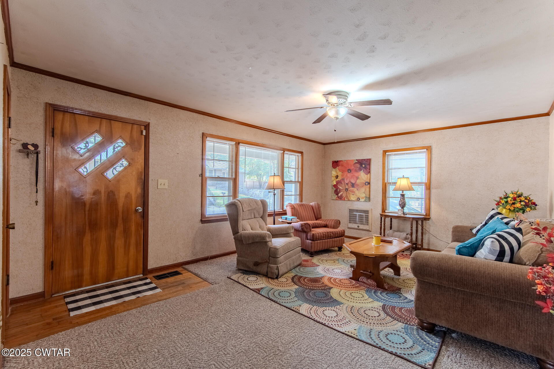 142 South Poplar Street Dyer, TN 38330 - Photo 4 of 28 a living room with furniture two window and a chandelier