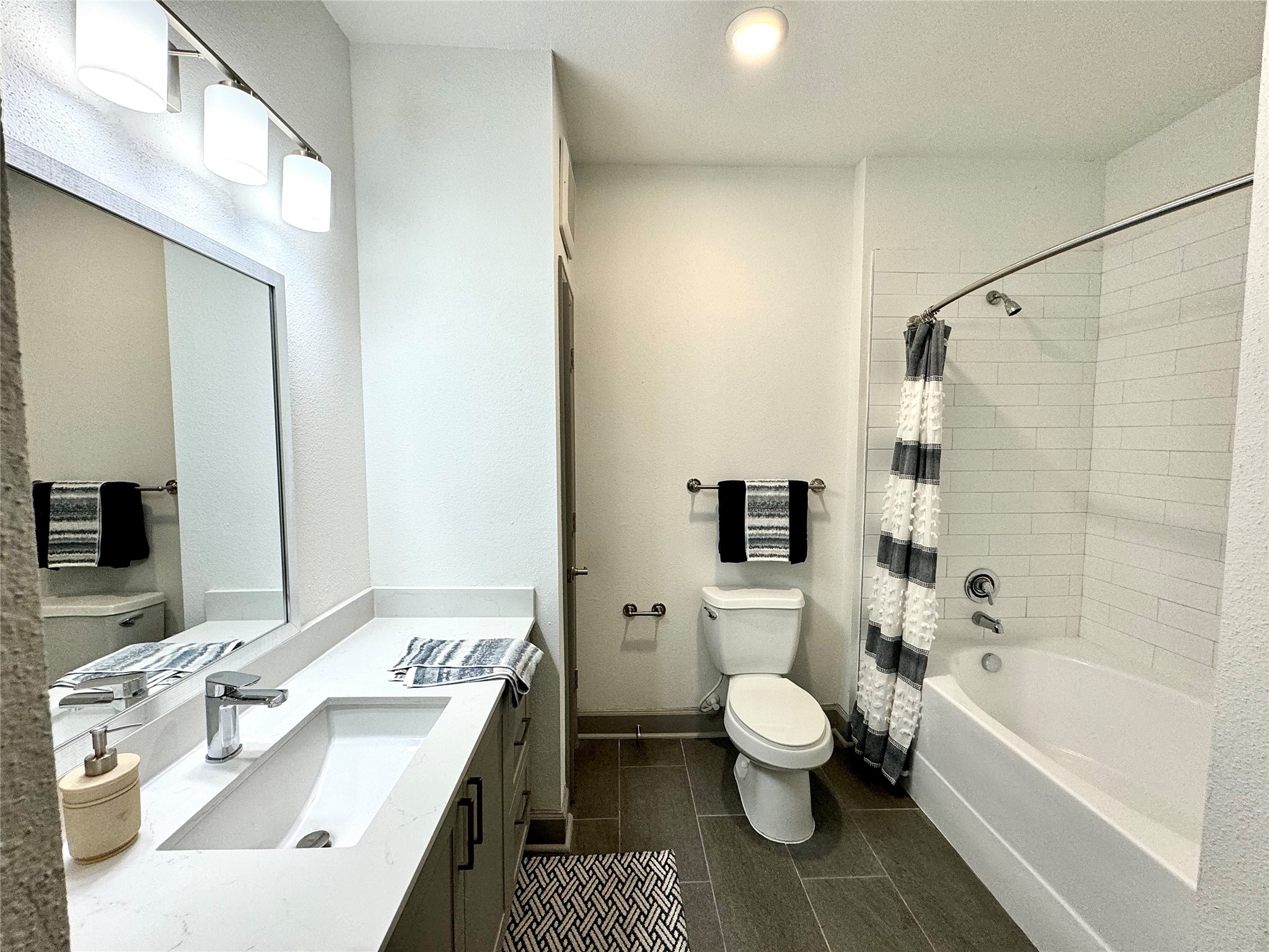 3333 Weslayan Street, Unit 1249 Houston, TX 77027 - Photo 5 of 10 a bathroom with a sink toilet tub and shower
