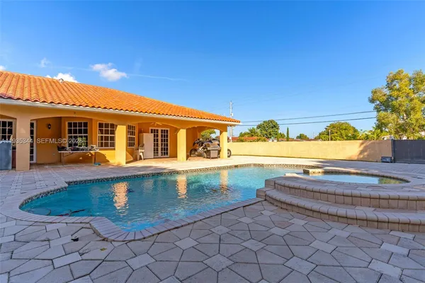 a view of a backyard