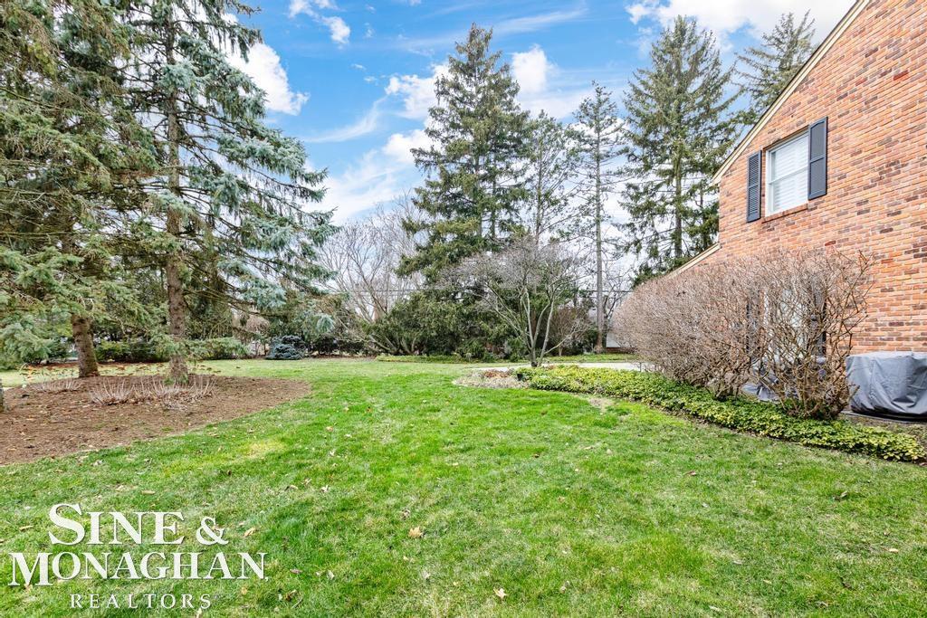 85 South Duval Road Grosse Pointe, MI 48236 - Photo 35 of 49 50103350-34.JPG