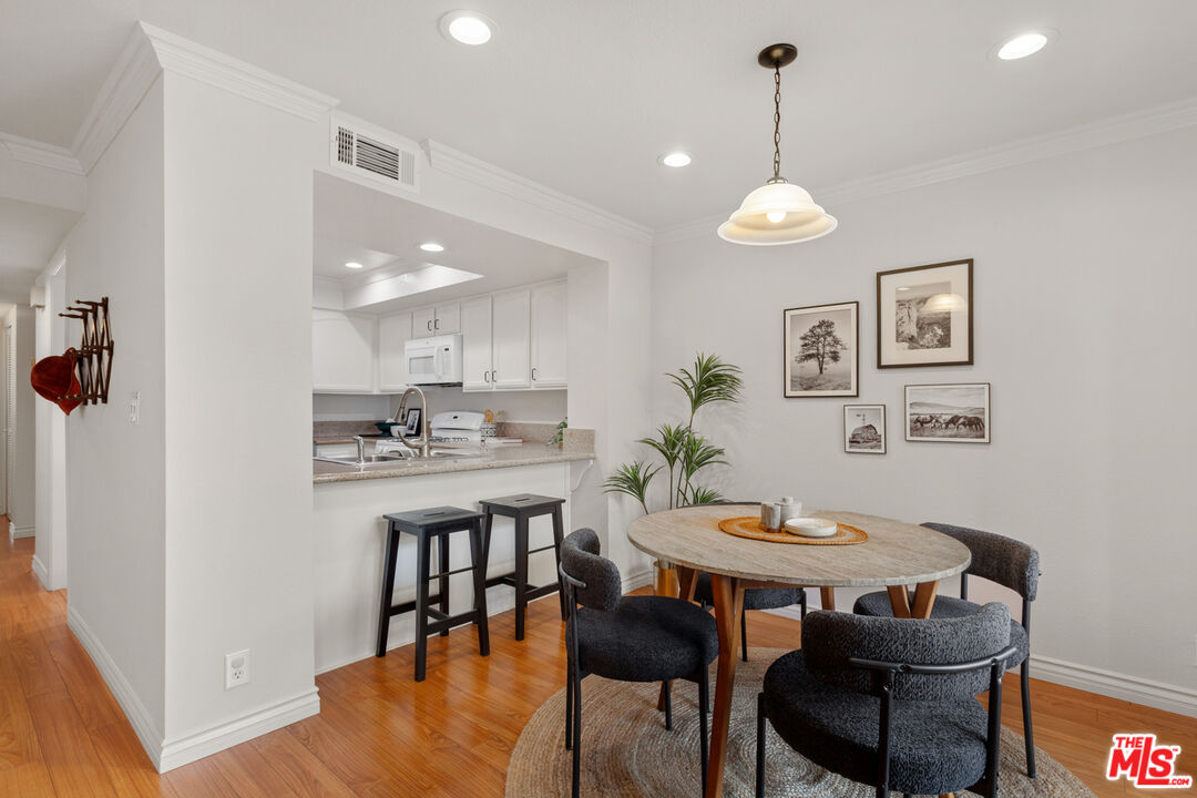 231 Bethany Road, Unit 202 Burbank, CA 91504 - Photo 6 of 23 Gallery Image 6