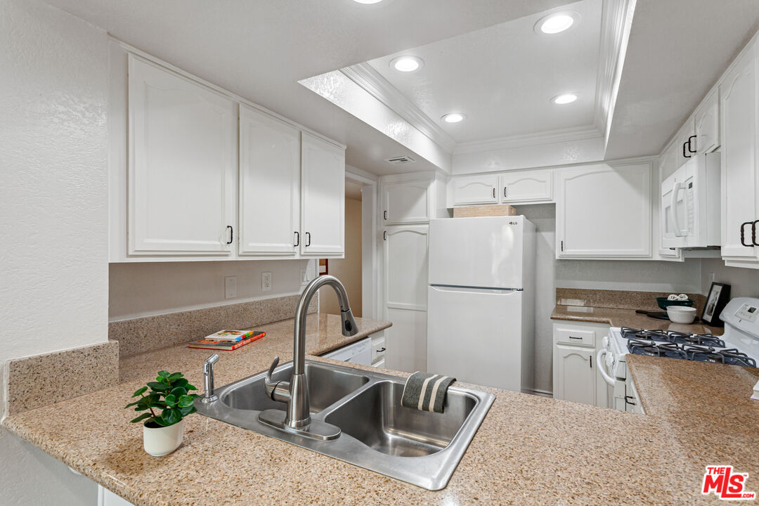231 Bethany Road, Unit 202 Burbank, CA 91504 - Photo 7 of 23 Gallery Image 7