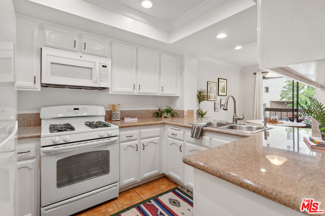231 Bethany Road, Unit 202 Burbank, CA 91504 - Photo 9 of 23 Gallery Image 9