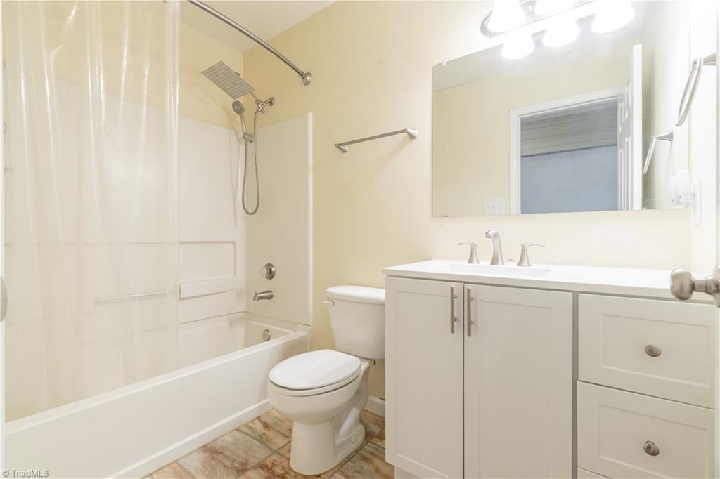102 Hunters Chase Road Lexington, NC 27292 - Photo 35 of 43 Hall/Guest Bathroom