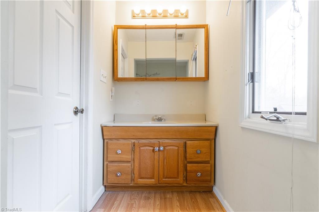 102 Hunters Chase Road Lexington, NC 27292 - Photo 43 of 43 Primary En Suite Bathroom