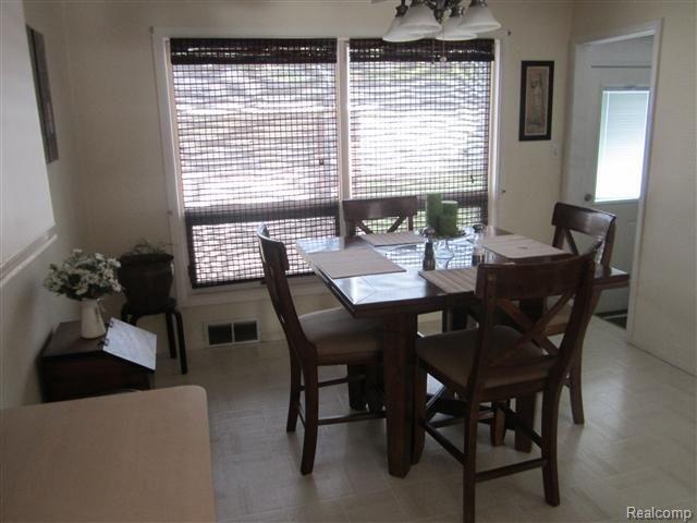 36976 Greenbush Road Wayne, MI 48184 - Photo 8 of 19 017.JPG